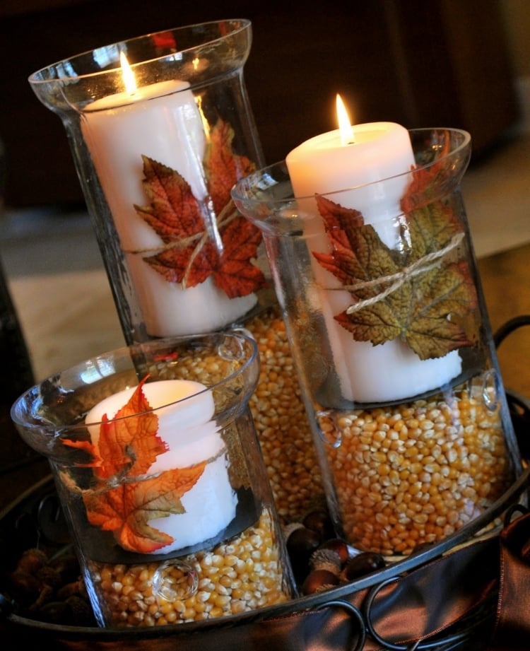 decoration-table-automne-arrangement-bougies-cylindriques-feuilles-automne-grains-mais