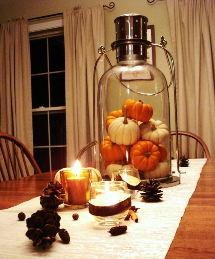 decoration-table-automne-arrangement-citrouiles-bougies-pommes-pin