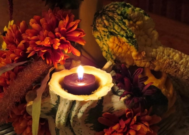 decoration-table-automne-arrangement-fleurs-fraîches-rouges-bougie-aromatisée-citrouille