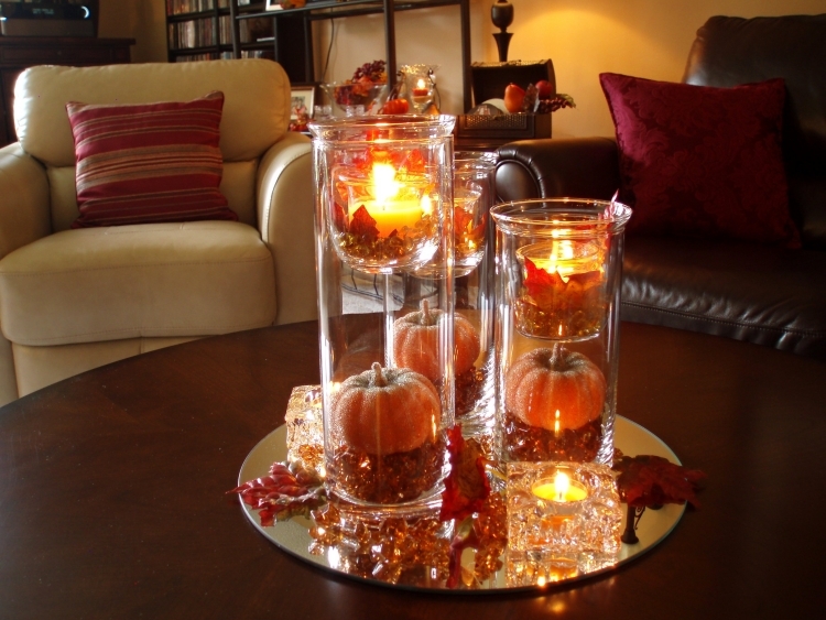 decoration-table-automne-arrangement-petites-citrouilles-givrées-bougies-chauffe-plat-feuilles-automne