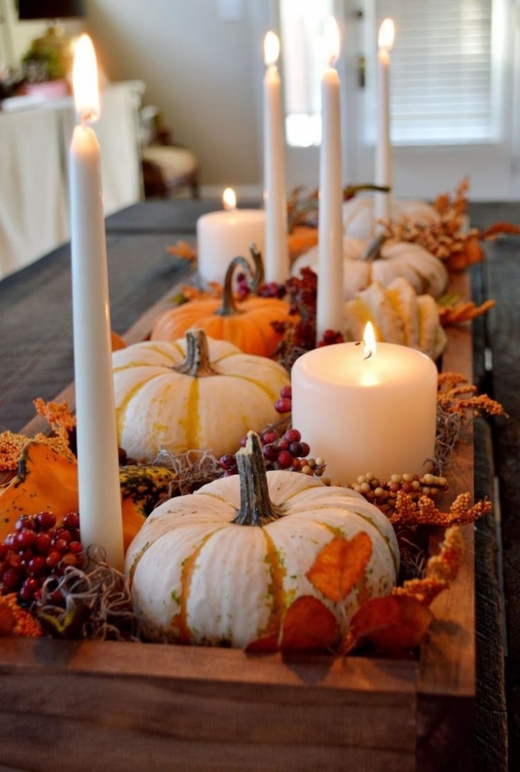 decoration-table-automne-arrngement-citrouilles-chandelles-baies-rouges-boîte-bois