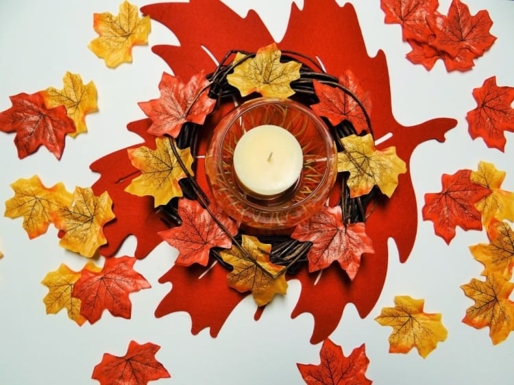 decoration-table-automne-bougie-cylindrique-couronne-brindilles-feuilles-décoratives