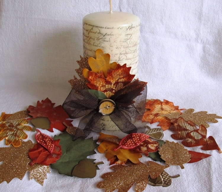 decoration-table-automne-bougie-cylindrique-feuilles-décoratives-pailletées