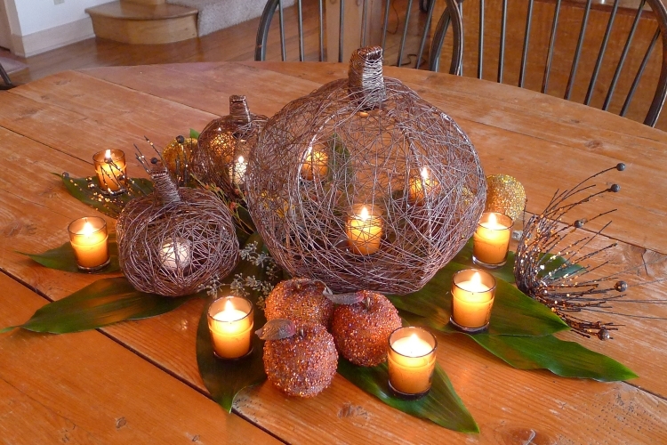 decoration-table-automne-bougies-citrouilles-fil-métallique-feuilles-vertes-pommes-givrées