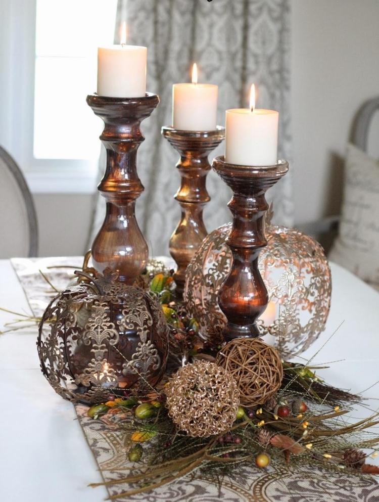 decoration-table-automne-bougies-cylindriques-chandeliers-bois-boule-décoratives-brindilles