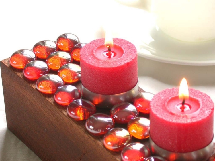 decoration-table-automne-bougies-cylindriques-pierres-verre-rouges-boîte-bois