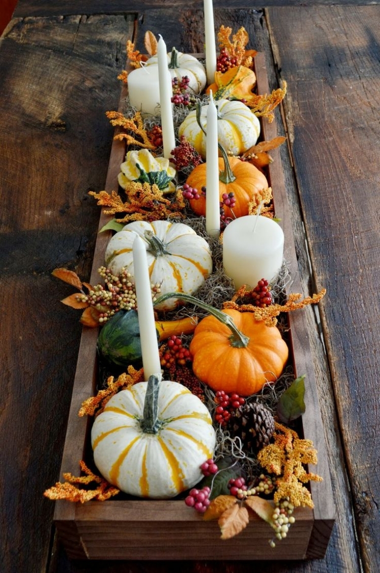 decoration-table-automne-boîte-bois-feuilles-jaunes-baies-rouges-citrouilles-chandelles-bougies-cylindriques décoration de table automne