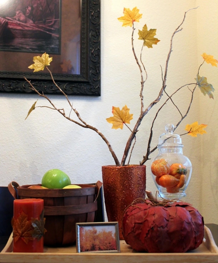 decoration-table-automne-brindillesfeuilles-automne-jaunes-mini-citrouilles-citrouile-feuilles