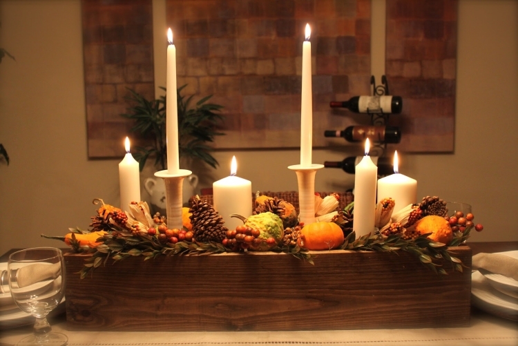 decoration-table-automne-centre-table-boîte-bois-chandelles-bougies-cylindrques-citrouilles-baies-rouges