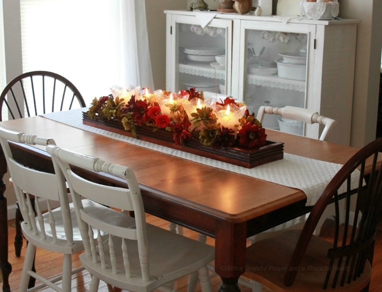 decoration-table-automne-centre-table-boîte-bois-fleurs-décoratives-bougies-cylindriques