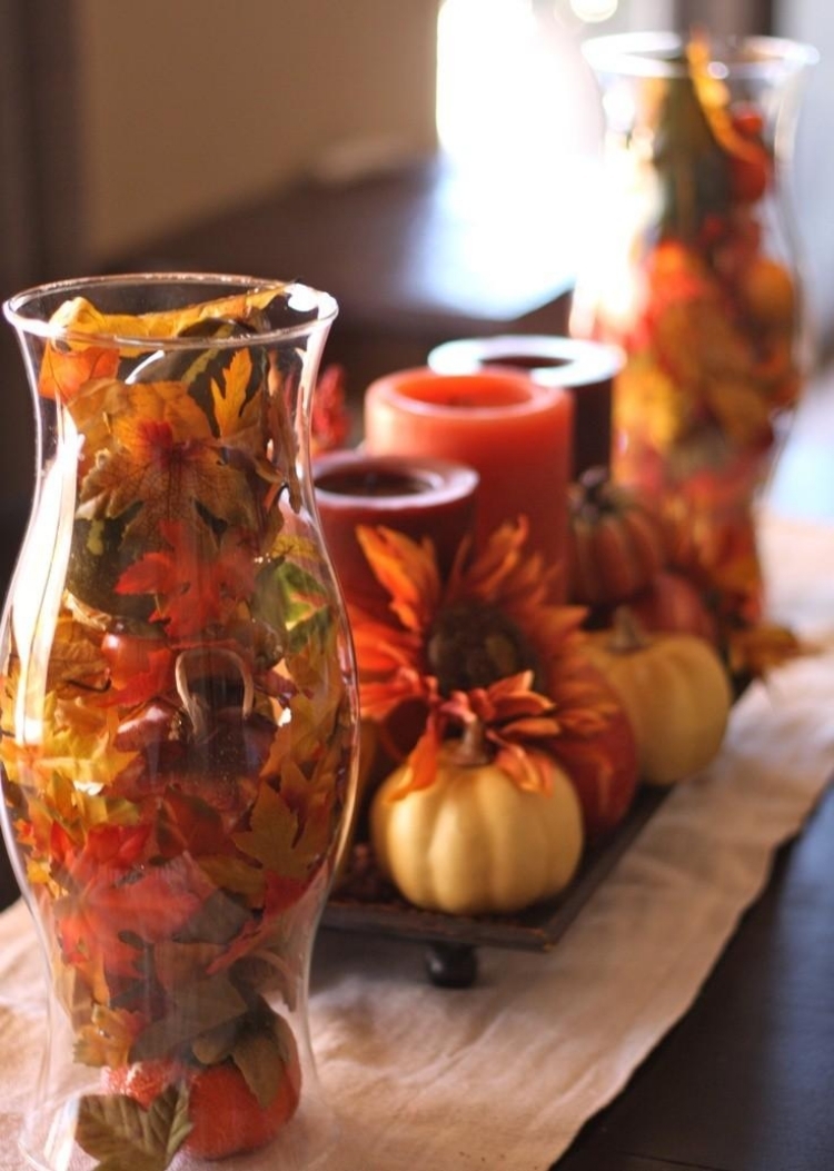 decoration-table-automne-centre-table-citrouilles-fleurs-déocratives-orange-feuilles-automne-vase