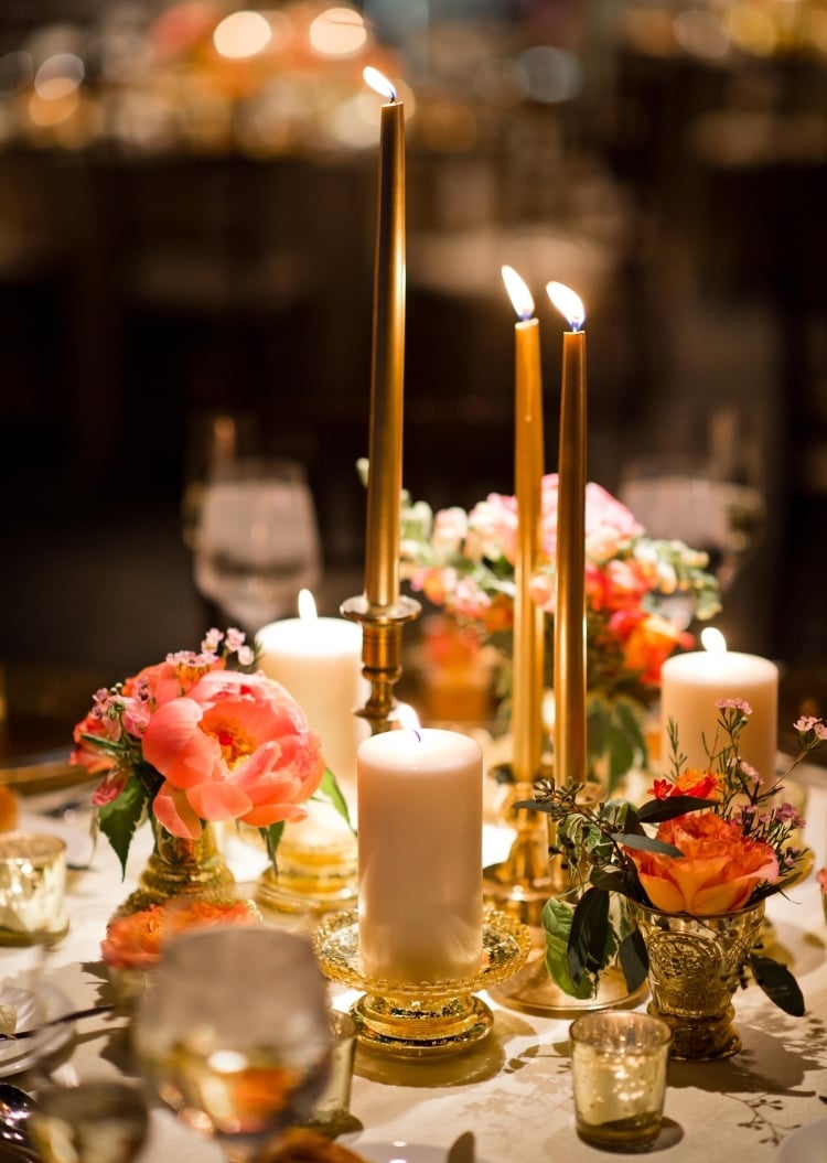 decoration-table-automne-chandelles-couleur-or-porte-bougie-or-fleurs-fraîches décoration de table automne