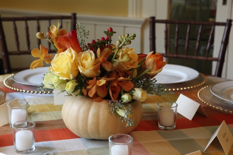 decoration-table-automne-citrouille-creusée-vase-fleurs-fraîches-jaune-orange-bougies