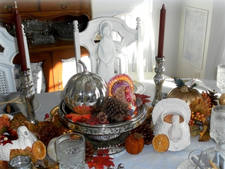 decoration-table-automne-citrouille-décorative-agent-pommes-pin-agrumes-chandelles-figurines-dinde
