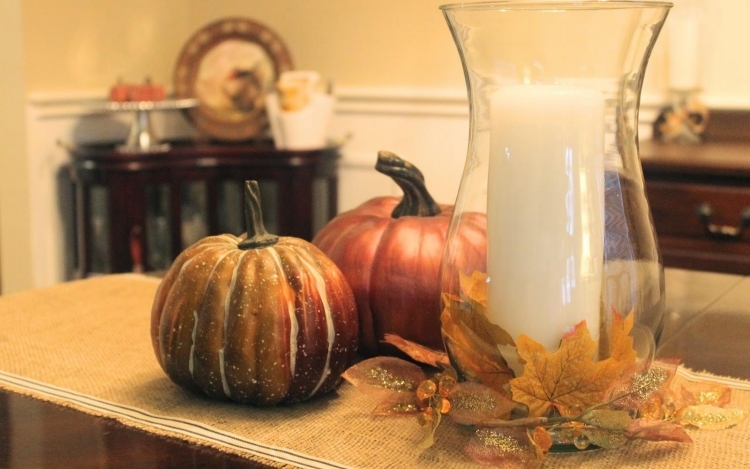 decoration-table-automne-citrouilles-bougie-cylindrique-feuilles-chemin-table-jute