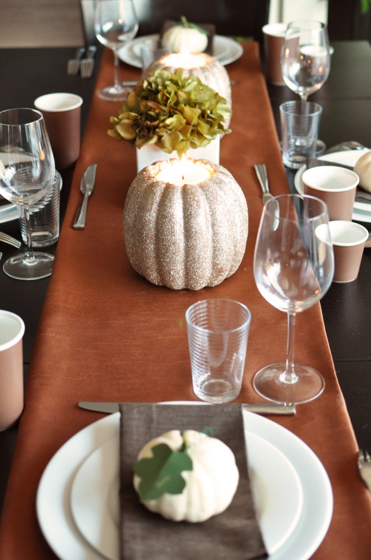 decoration-table-automne-class-chemin-table-marron-citrouilles-pailletées-hortensia décoration de table automne