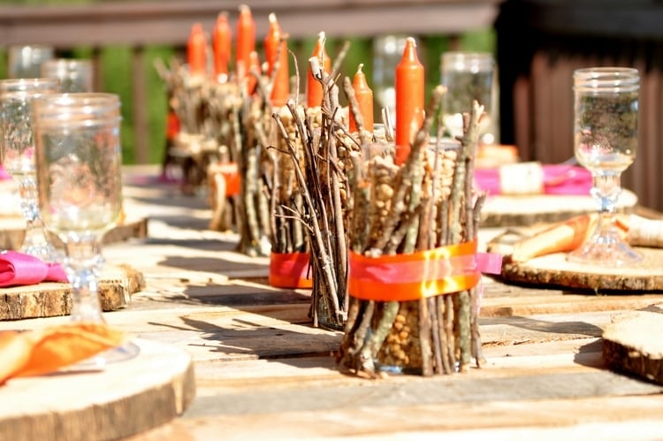 decoration-table-automne-lanternes-bocaux-déco-brindilles-rubns-chandelles-rouges décoration de table automne