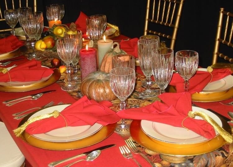 decoration-table-automne-nappe-table-rouge-déco-citrouilles-bougies-cylindriques