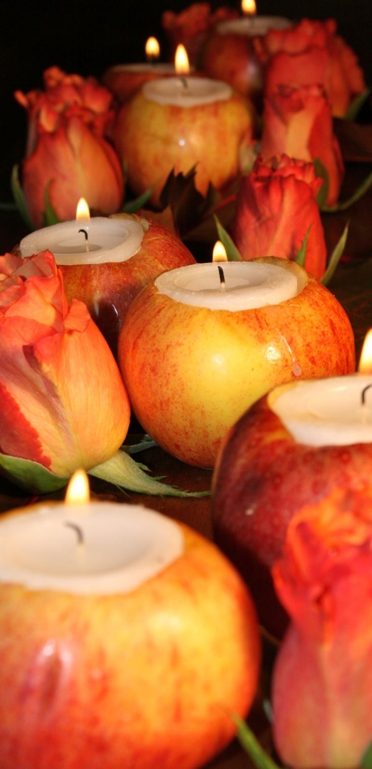 decoration-table-automne-pommes-creusées-bougies-chauffe-plat