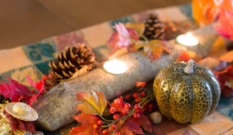 decoration-table-automne-porte-bougies-branche-citrouile-décorative-pommes-pin-feuilles-décoratives