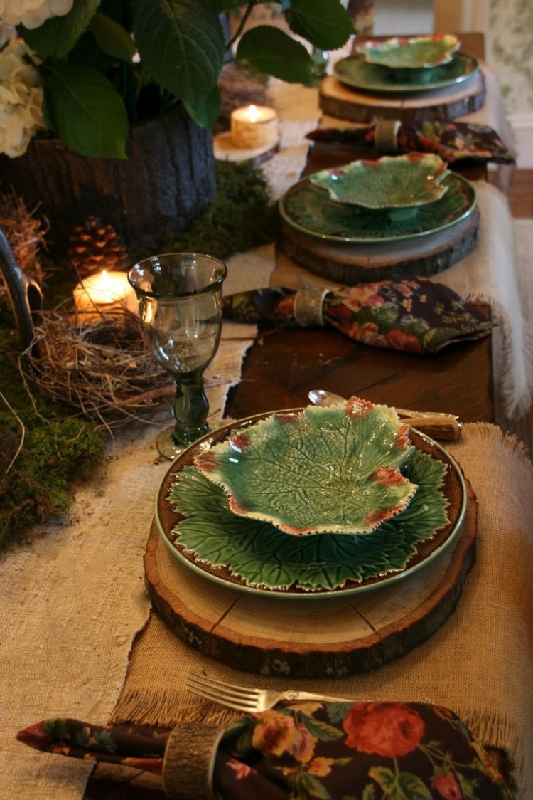 decoration-table-automne-style-rustique-chemin-table-jute-bougies-pommes-pin-assiettes-forme-feuilles