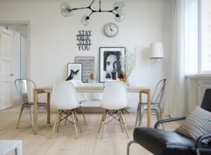 design-scandinave salle manger chaises Eames chaises métalliques
