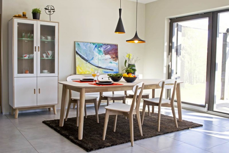 design scandinave -salle-manger-mobilier-bois-clair-buffet-bois-blanc-vitré