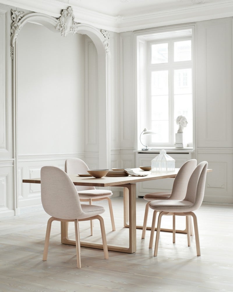 design scandinave -tabe-manger-bois-clair-chaises-tapissées-bois-blanc-cassé