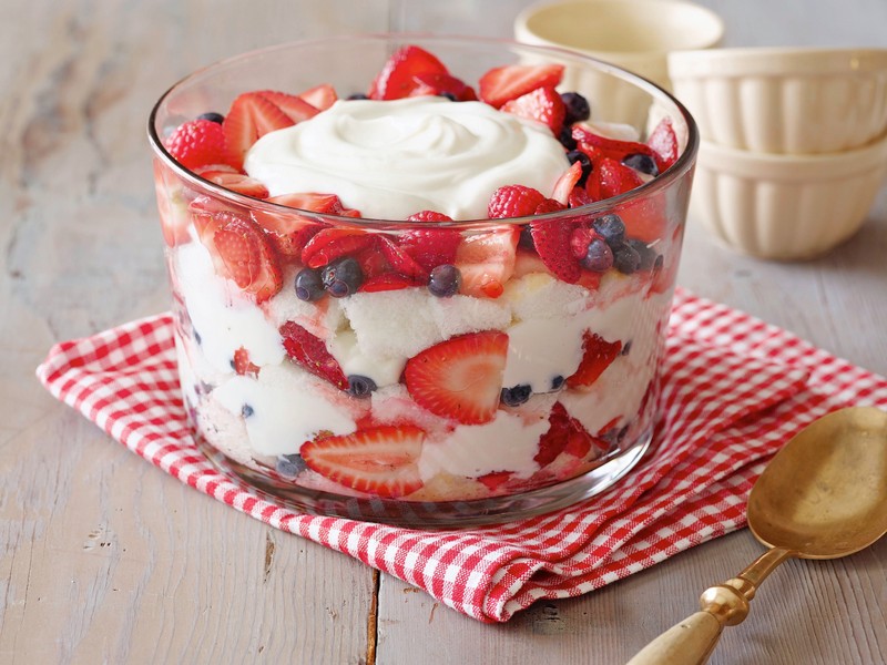 dessert-automne-bol-verre-fraises-frambises-myrtilles-crème-fouettée-yaourt