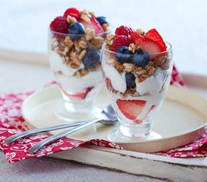 dessert-automne-verre-mélange-fruits-coupées-noix-caramélisées-recette-végétalienne