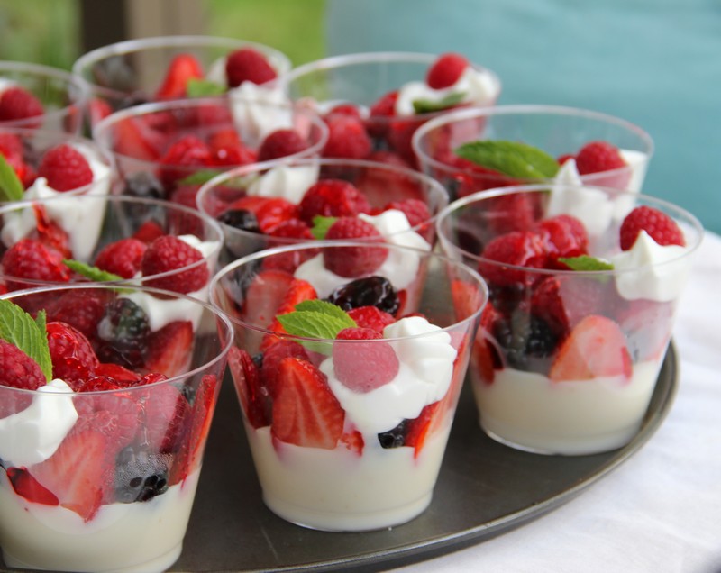 dessert-automne-verre-yaourt-mélange-baies-fraises-framboises-feuille-menthe dessert d’automne