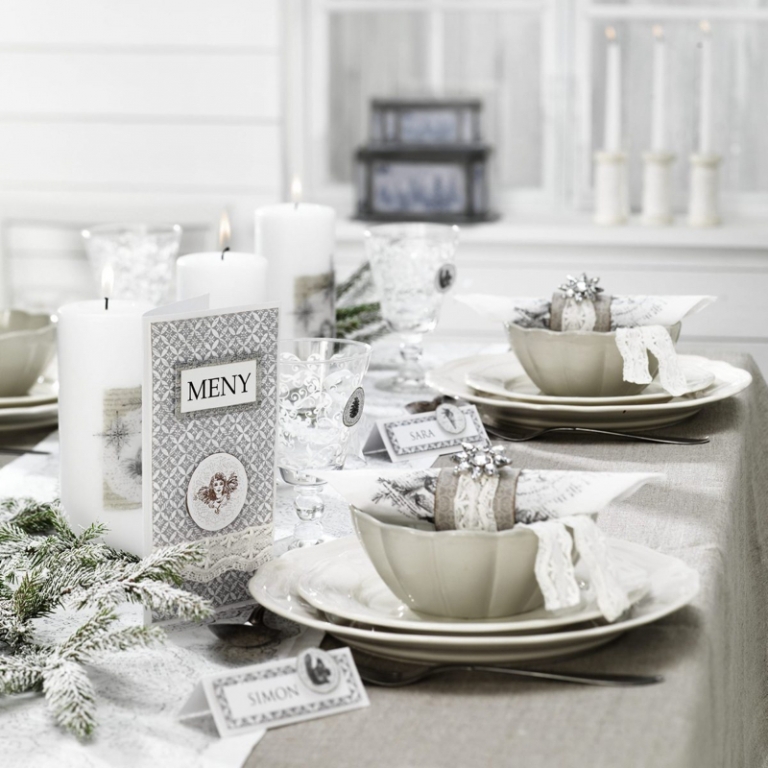 déco table Noël -minimaliste-argent-ronds-serviettes-bougies-cylindriques