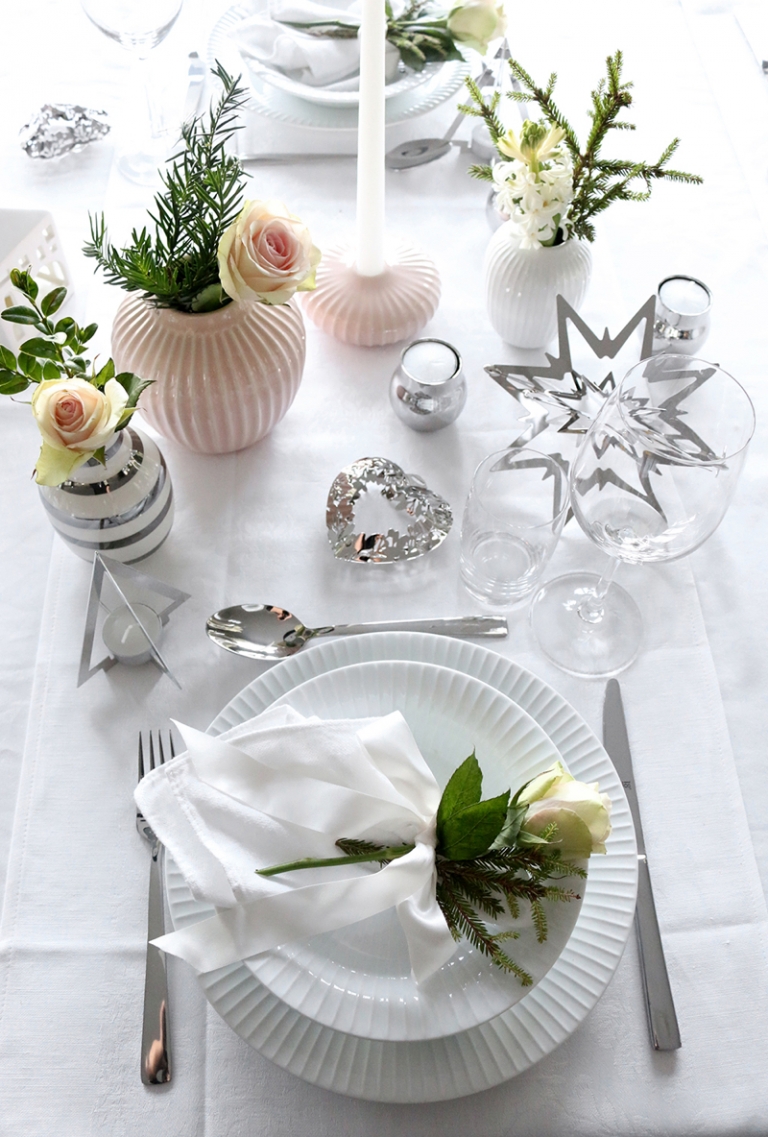 déco table Noëlminimaliste-suspensions-flocon-neige-coeur-vases-blanc-rose-pâle