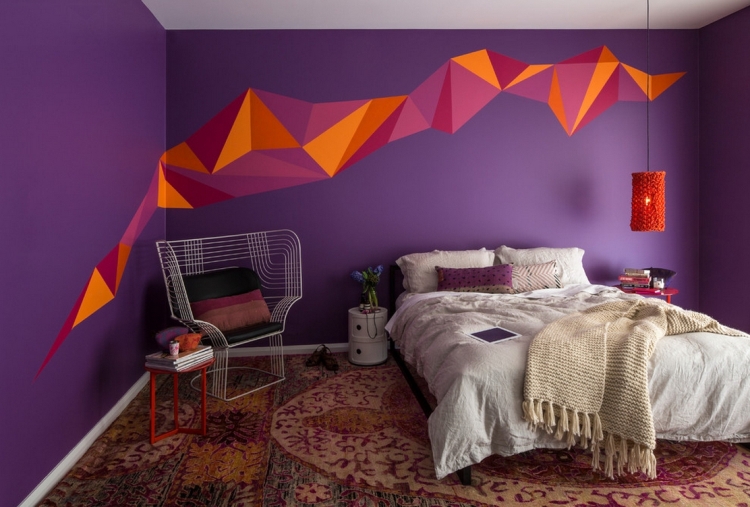 déco-murale-peinture-violet-motifs-colorés-lit-chaise-design
