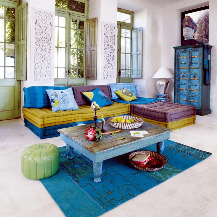 déco orientale salon éclectique pouf kilim table armoire bleue