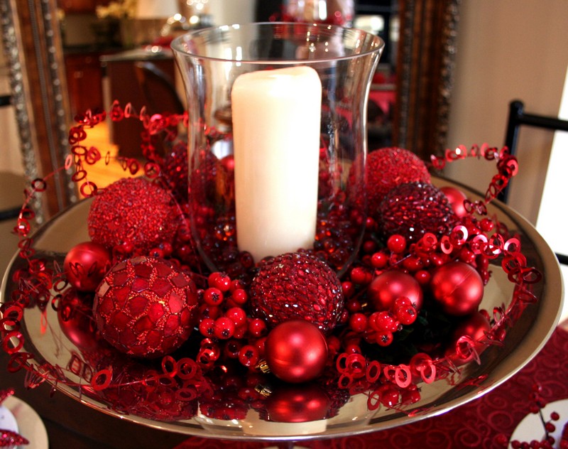 déco-table-bougie-blanche-fruits-rouges-boules-Noël-assorties