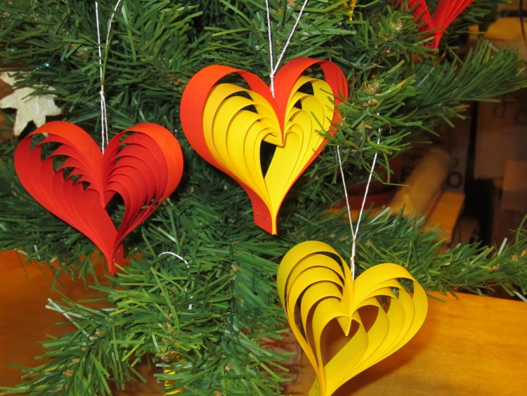 décoration-Noël-fabriquer-coeurs-décoratifs-papier-plié-coloré