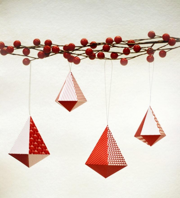 décoration-Noël fabriquer diamants papier 3D branche baies rouges