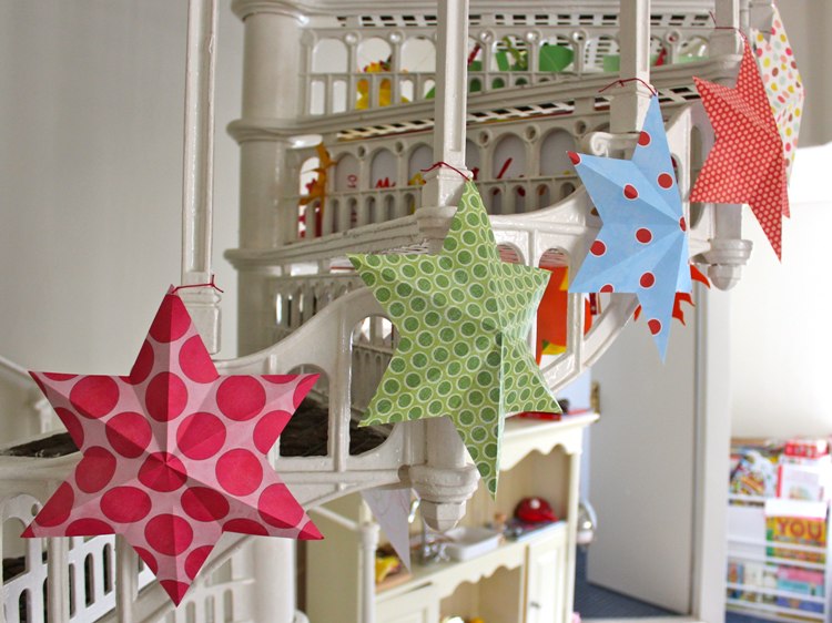décoration-Noël-fabriquer-étoiles-artisanales-papier-coloré-motifs