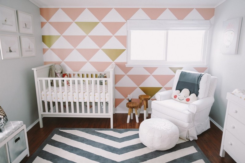 décoration-chambre-bébé-papier-peint-motifs-géométriques-tapis-assorti