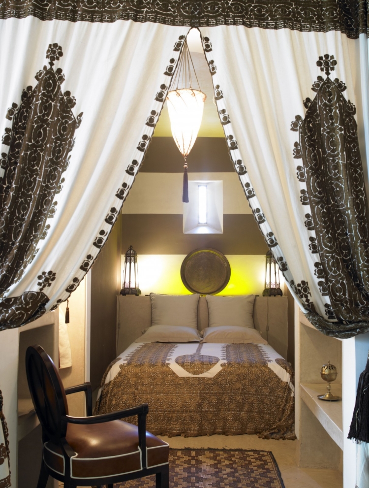 décoration exotique chambre rideaux marocains blanc noir