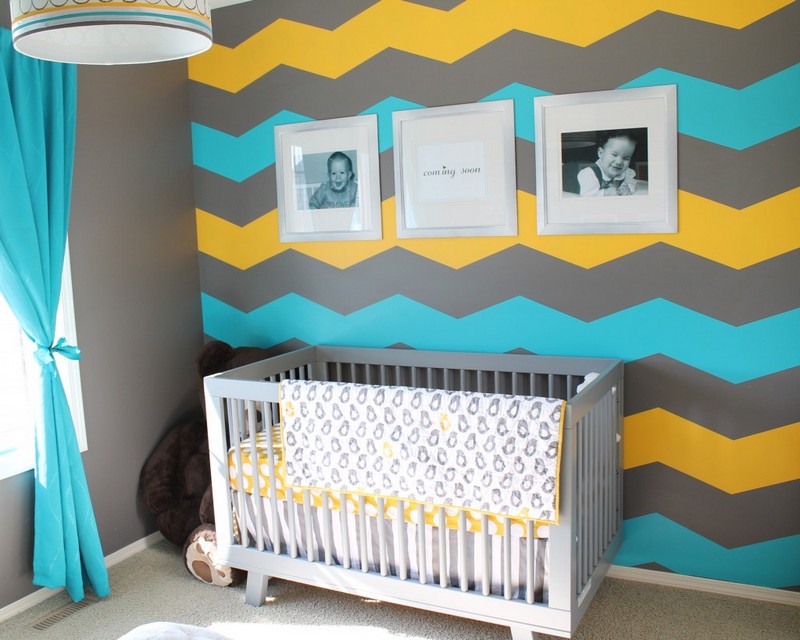 décoration-murale chambre bébé mur chevrons gris jaune bleu-turquoise