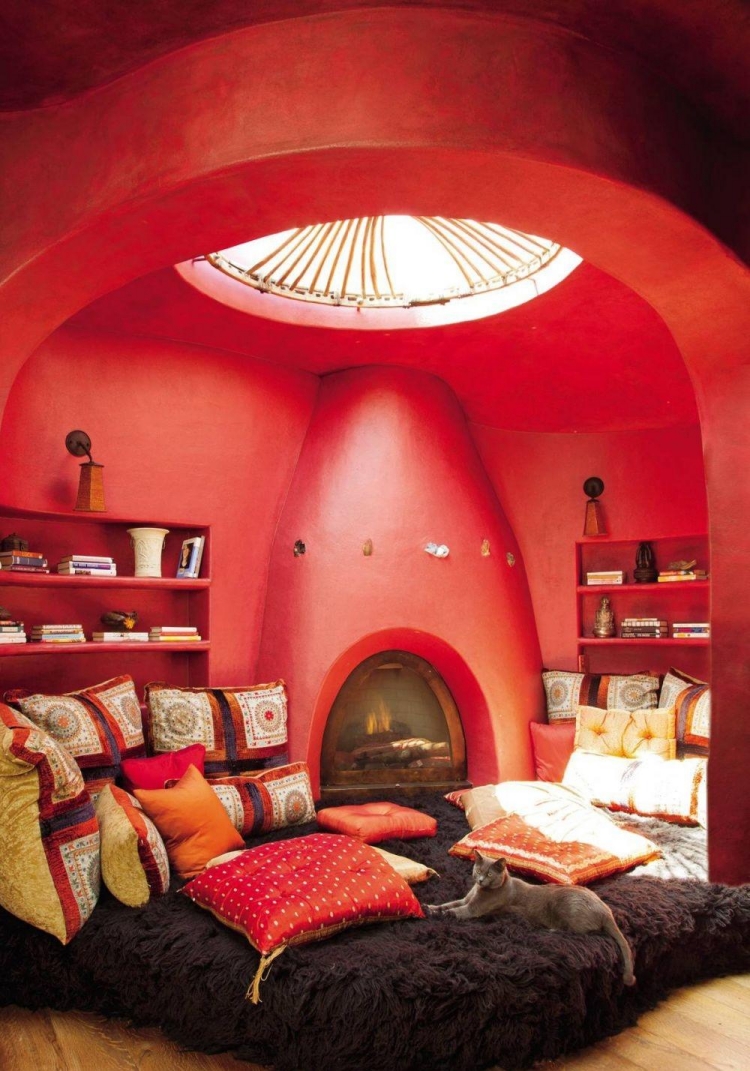 décoration orientale d'intérieur peinture rouge coussins cheminée