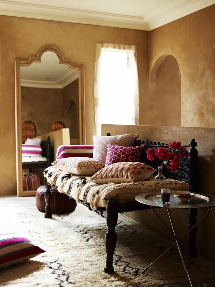 décoration-orientale miroir cadre arc marocain pouf coussins assortis