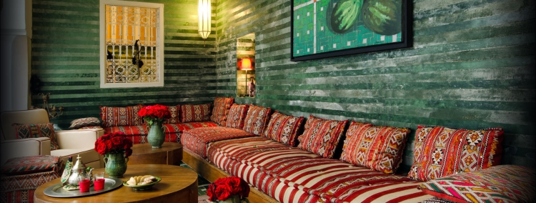 décoration-orientale vert rouge canapé coussins motifs ethniques