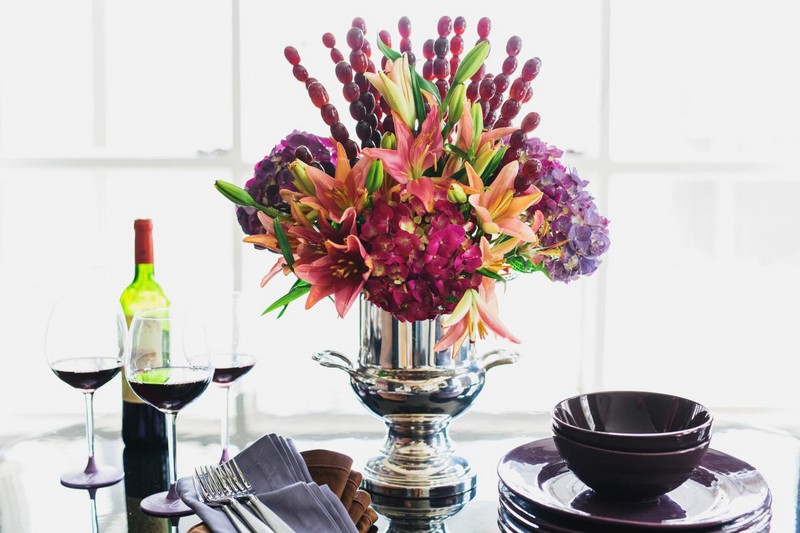 décoration-table-automne-arangement-fleurs-raisin-vin-rouge