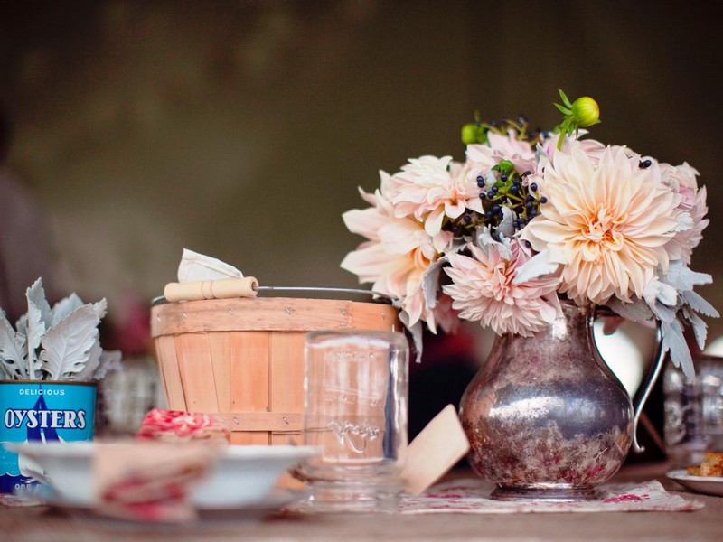 décoration-table-automne-arrangement-fleurs-baies-vase-vintage décoration table d’automne
