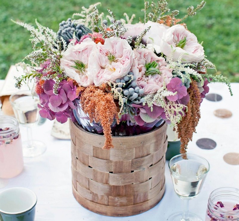 décoration-table-automne-arrangement-pivoines-hortensia-baies