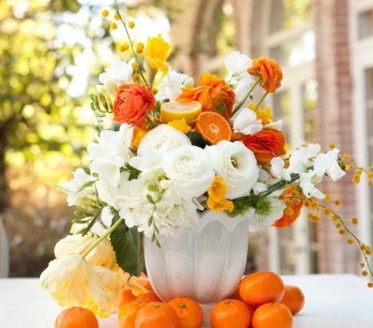 décoration-table-automne-arrangemet-renoncules-tranches-citron-mandarine