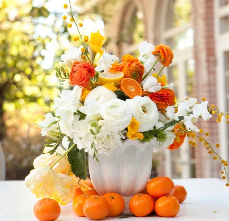 décoration-table-automne-arrangemet-renoncules-tranches-citron-mandarine décoration table d’automne